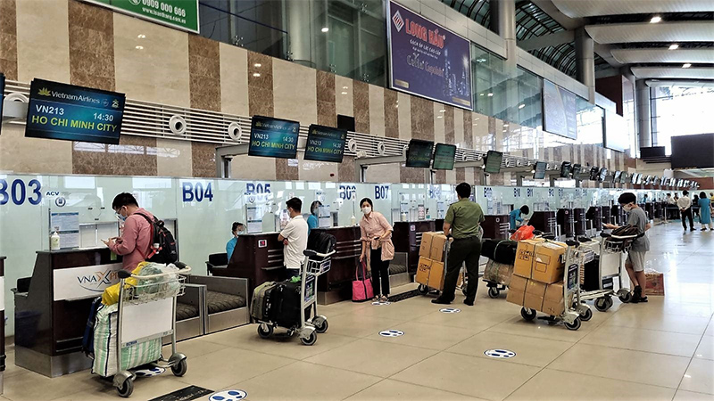 Khi mang vàng, ngoại tệ ra nước ngoài, người dân cần phải khai báo đúng quy định - Ảnh: T.H