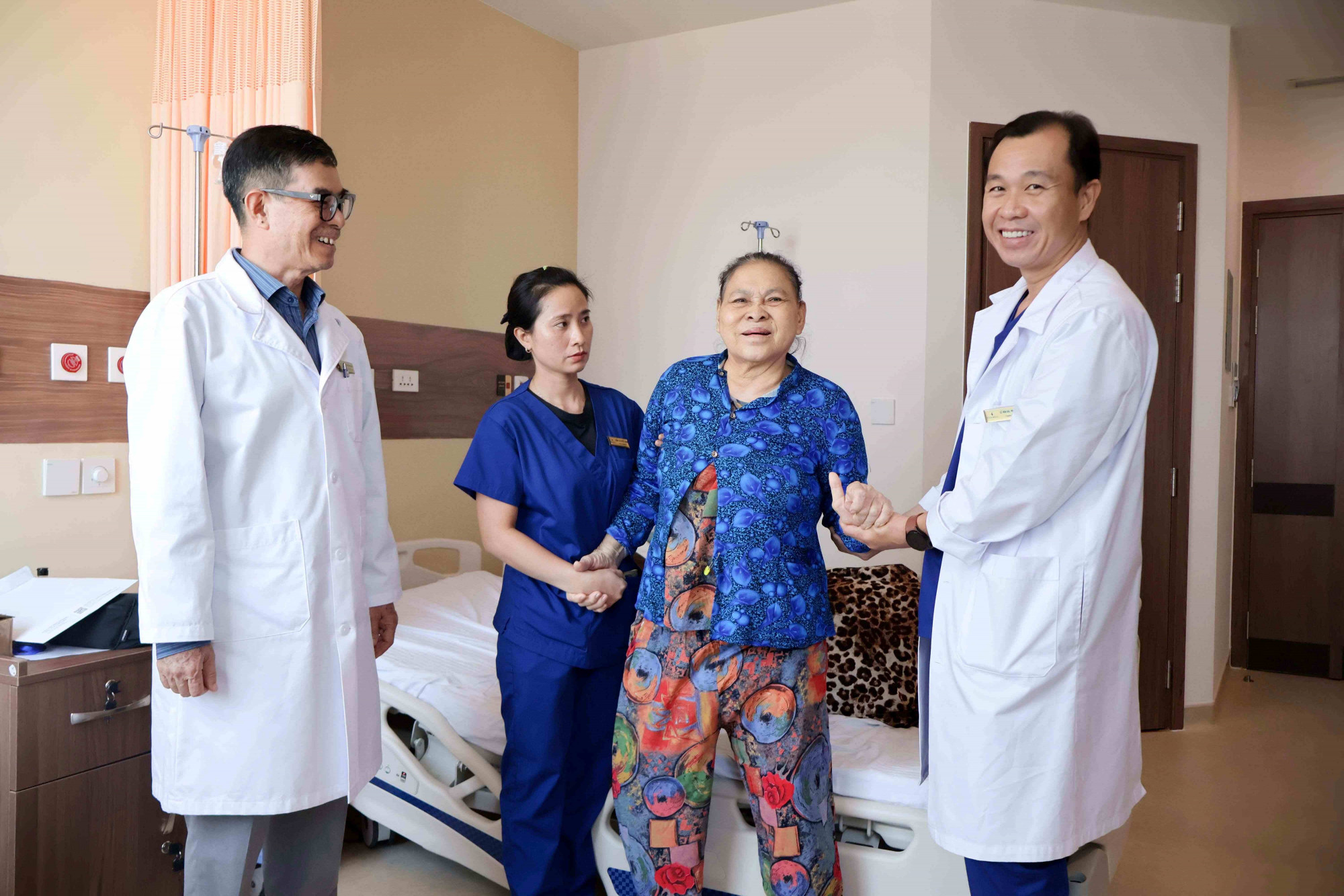 Sau phẫu thuật, bệnh nhân hồi phục tốt, giảm đau rõ rệt và vận động cải thiện dần - Ảnh: Vingroup