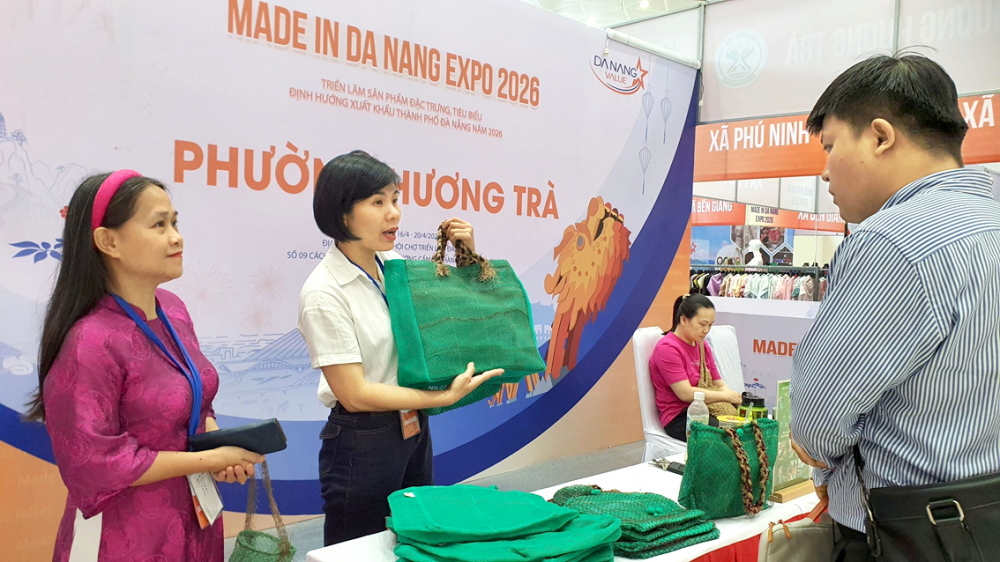 Dự án “Túi lưới yêu môi trường Echobag” của chị Huỳnh Thị Tường Vy (thứ hai từ trái qua) tham dự triển lãm sản phẩm đặc trưng, tiêu biểu định hướng xuất khẩu - Made in Da Nang Expo 2026