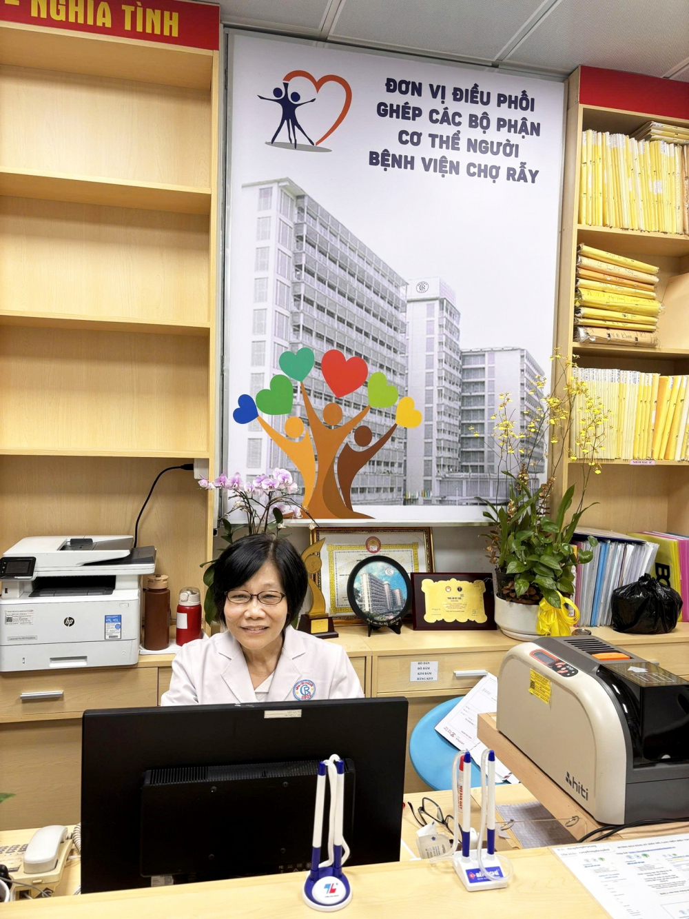 Tiến sĩ, bác sĩ  Dư Thị Ngọc Thu -  người giữ nhịp cầu nối 2 bờ sinh tử  - ẢNH: THÙY DƯƠNG