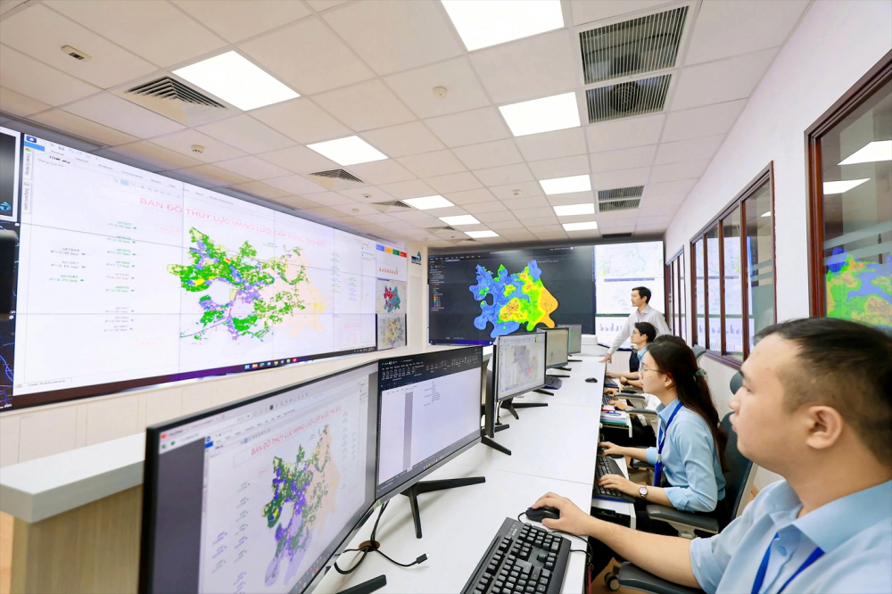 Giao dịch với ngành cấp nước nhanh chóng, hiệu quả hơn nhờ 100% trực tuyến Trung tâm Vận hành mạng lưới cấp nước (NOC) thuộc SAWACO tại Công ty cổ phần Cấp nước Thủ Đức thực hiện công tác quản lý, vận hành hệ thống cấp nước