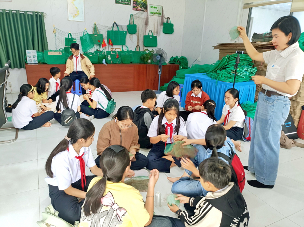 Dự án “Túi lưới yêu môi trường Echobag” đón chào các học sinh Trường THCS Huỳnh Thúc Kháng tham quan và trải nghiệm