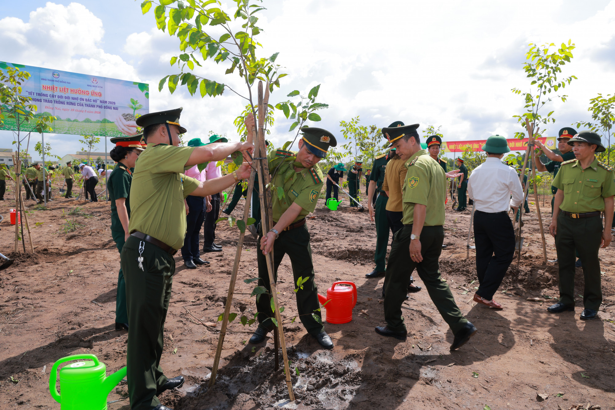 Các đơn vị tham dự chương trình cùng góp sức phát triển mảng xanh tại địa phương - Ảnh: Đ.Q