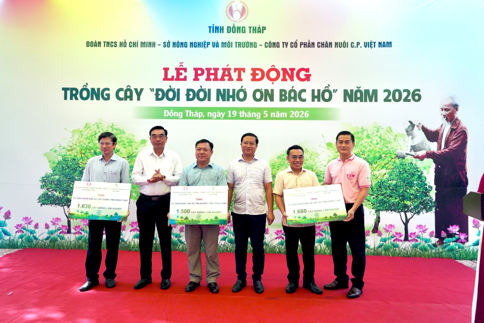 Đại diện C.P. Việt Nam và các đơn vị trao tặng cây giống cho chương trình trồng cây năm 2026 tại Đồng Tháp - Ảnh: Đ.Q