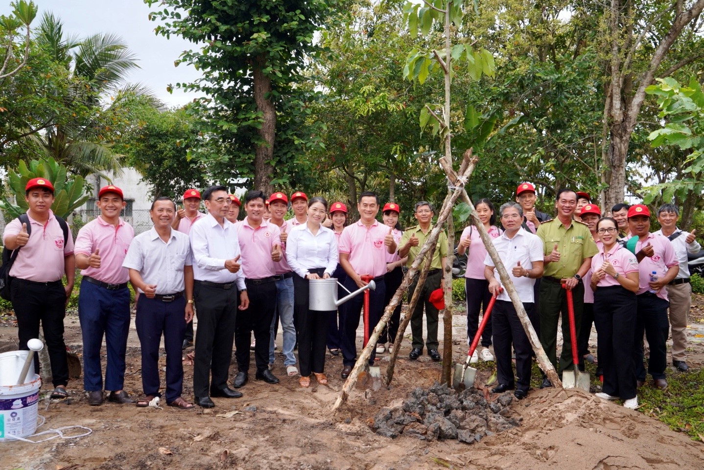 Cán bộ, nhân viên C.P. Việt Nam và đại diện địa phương ghi lại khoảnh khắc đáng nhớ tại chương trình trồng cây - Ảnh: Đ.Q