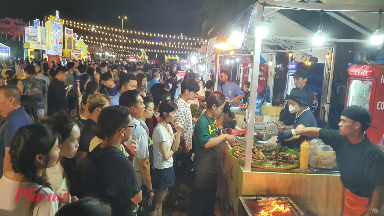Lễ hội ẩm thực Đà Nẵng hấp dẫn hàng ngàn du khách thưởng thức