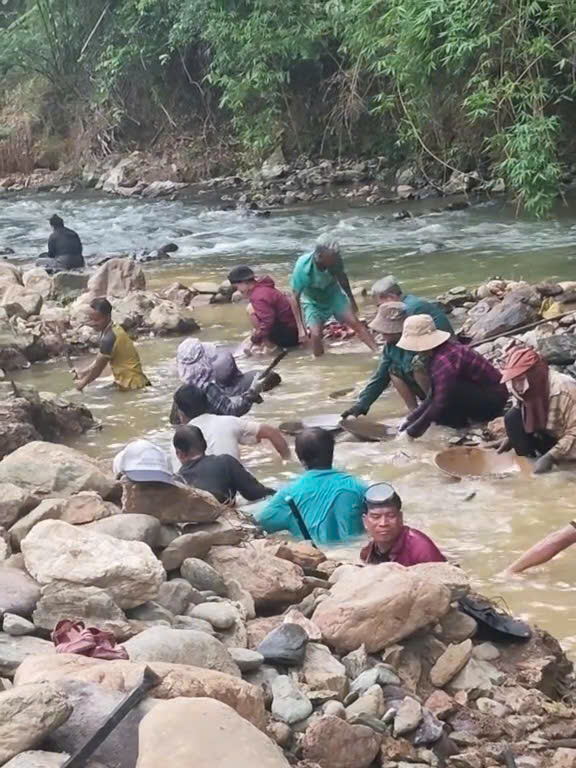 Người dân khai thác vàng rầm rộ trên sông Lăng, được ghi hình đăng video công khai trên các nền tảng mạng xã hội.
