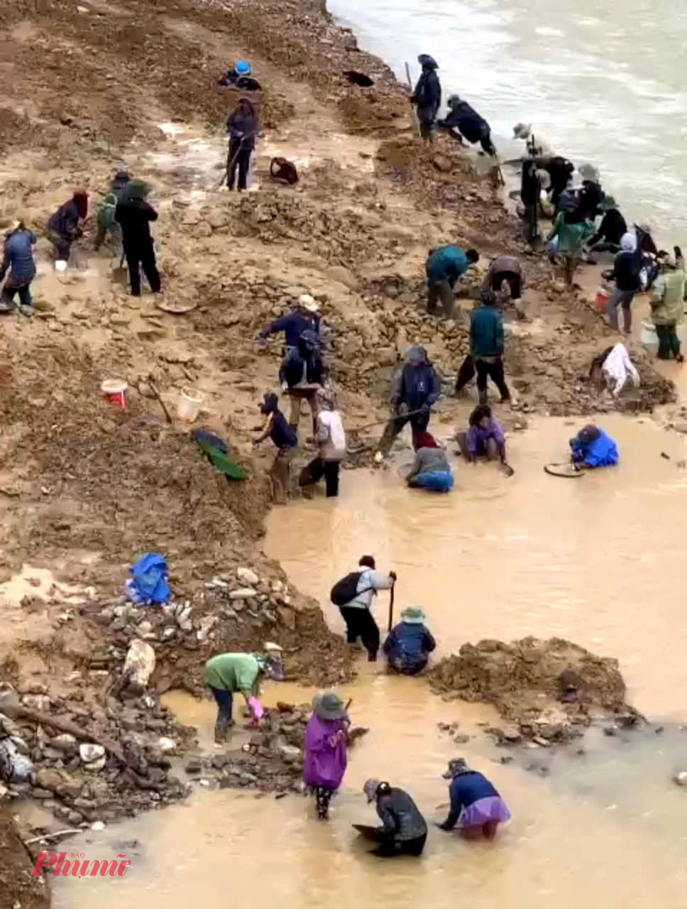 Người dân đổ xô khai thác vàng ngay dưới lòng sông A Vương, ngay chân công trình kè đang thi công ở trung tâm hành chính xã Tây Giang.