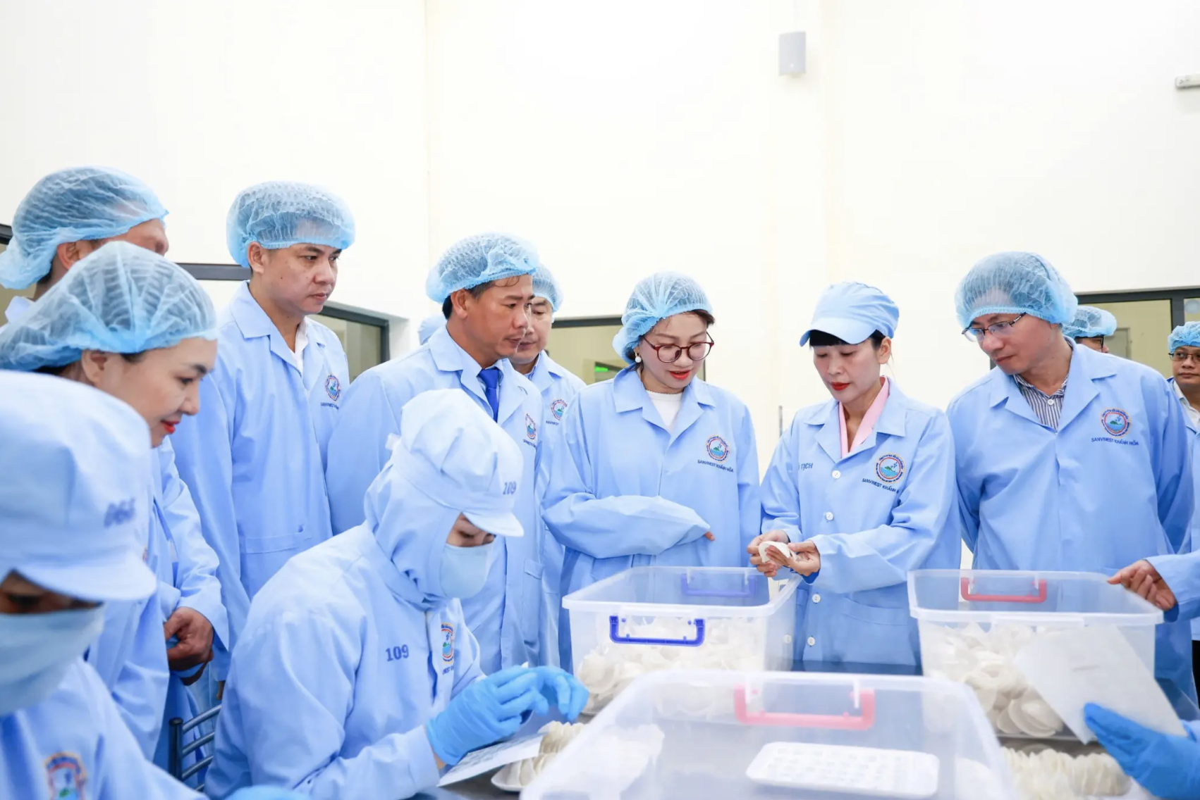 Đoàn công tác ĐHQG-HCM khảo sát thực tế quy trình chế biến các sản phẩm yến sào tại nhà máy - Ảnh: VNUHCM