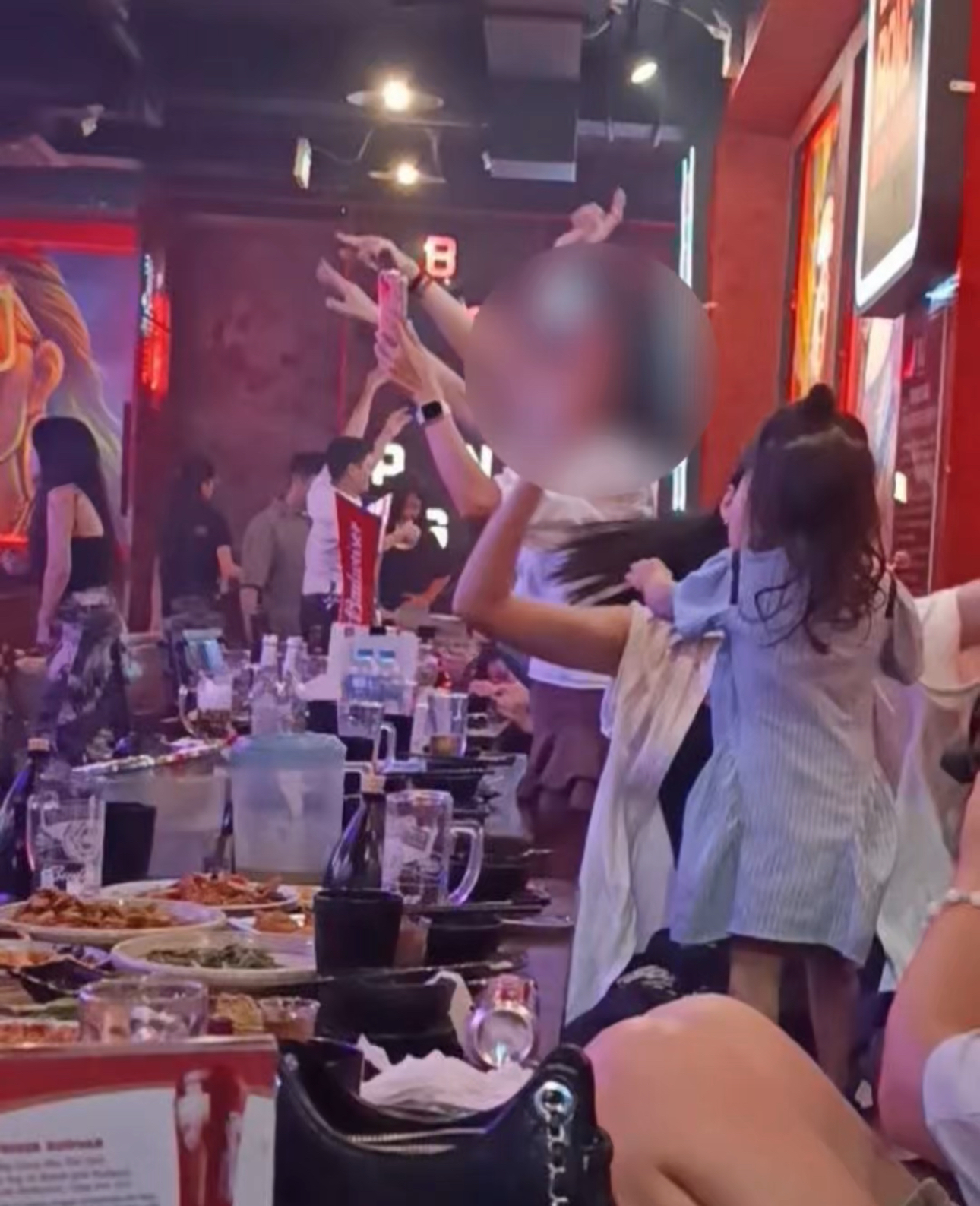 Nhiều người cho rằng việc mang em bé đến bar là việc làm không phù hợp