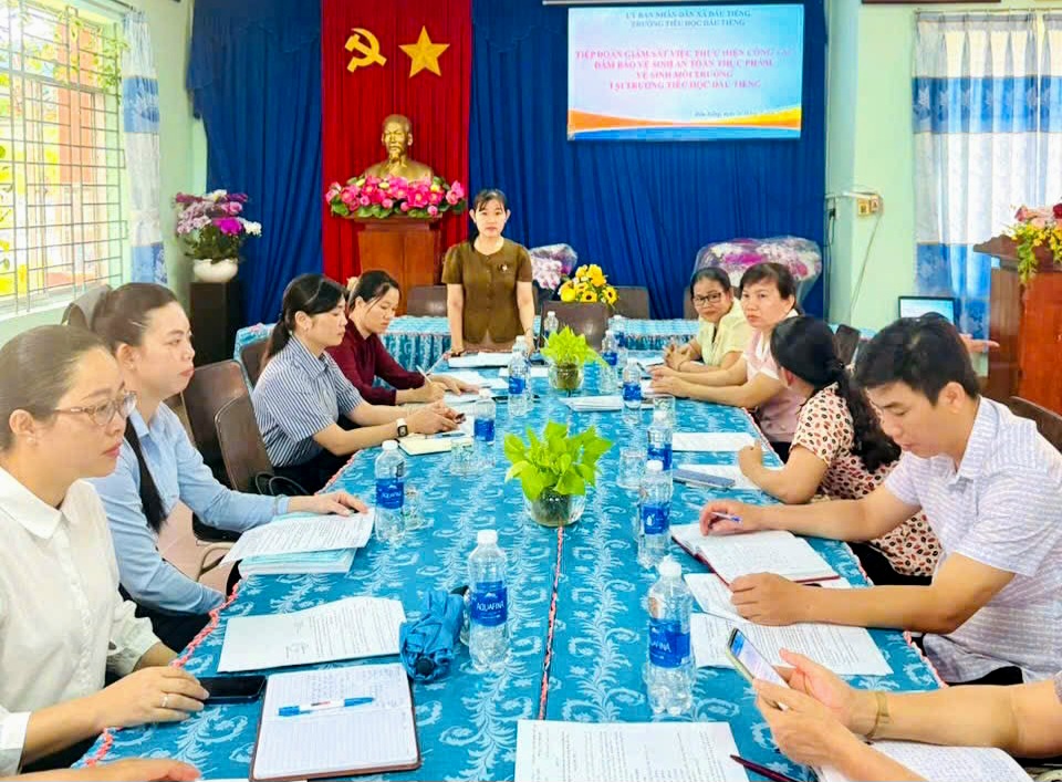 Đoàn giám sát làm việc cùng Ban giám hiệu Trường Tiểu học dầu tiếng - Ảnh: C.N.