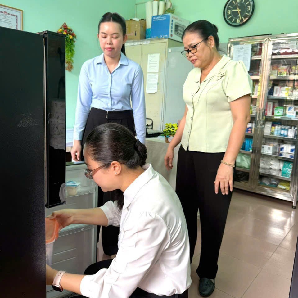 Đoàn giám sát kiểm tra khu vực nhà bếp - Ảnh: C.N.