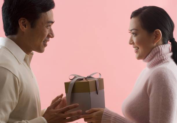 Quà cáp đôi khi chỉ là kỹ năng tiêu tiền đúng dịp chứ không đảm bảo một tình yêu thật lòng (ảnh: Getty Images)