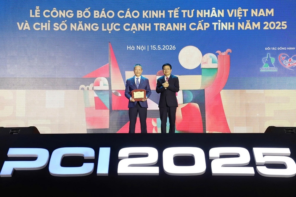 Lần đầu xếp hạng năng lực cạnh tranh 34 tỉnh, thành: PCI 2025 cho thấy nhiều “điểm sáng” mới Theo đại diện Tân Hiệp Phát, việc đồng hành cùng Báo cáo Kinh tế tư nhân Việt Nam và Chỉ số năng lực cạnh tranh cấp tỉnh là trách nhiệm của doanh nghiệp trong việc chung tay xây dựng môi trường kinh doanh minh bạch, hiệu quả và hiện đại - Ảnh: Tân Hiệp Phát