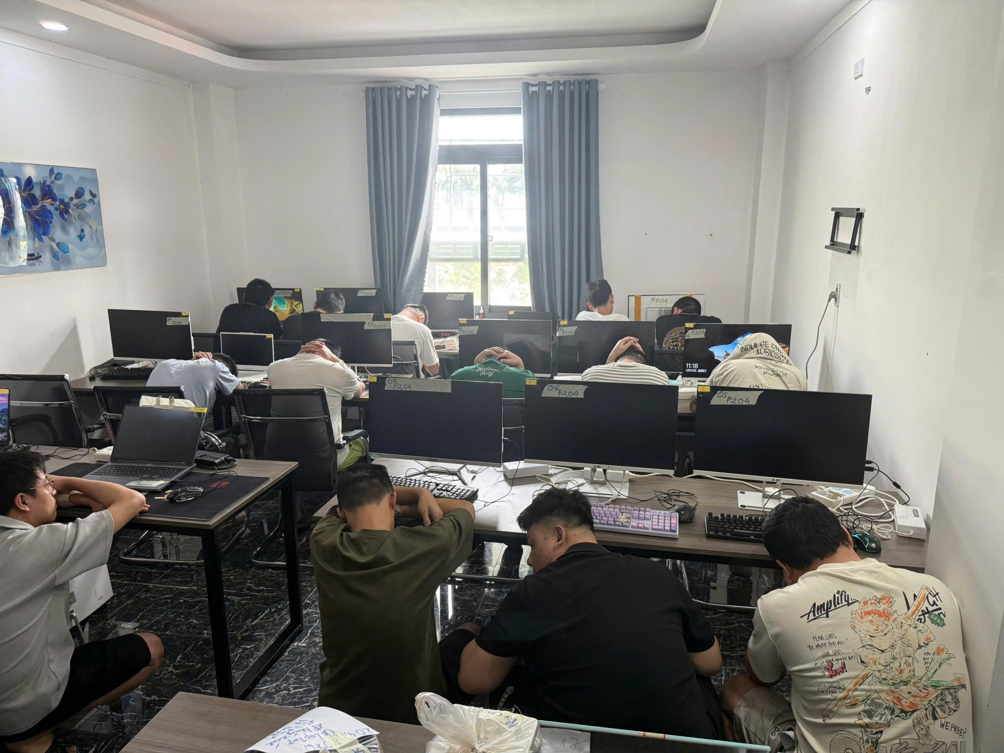 Các đối tượng tại đại bản doanh. Ảnh: CACC