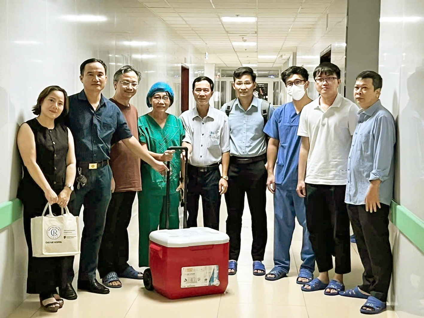 Ê kíp vận chuyển tạng của Bệnh viện Chợ Rẫy  - Ảnh do bệnh viện cung cấp