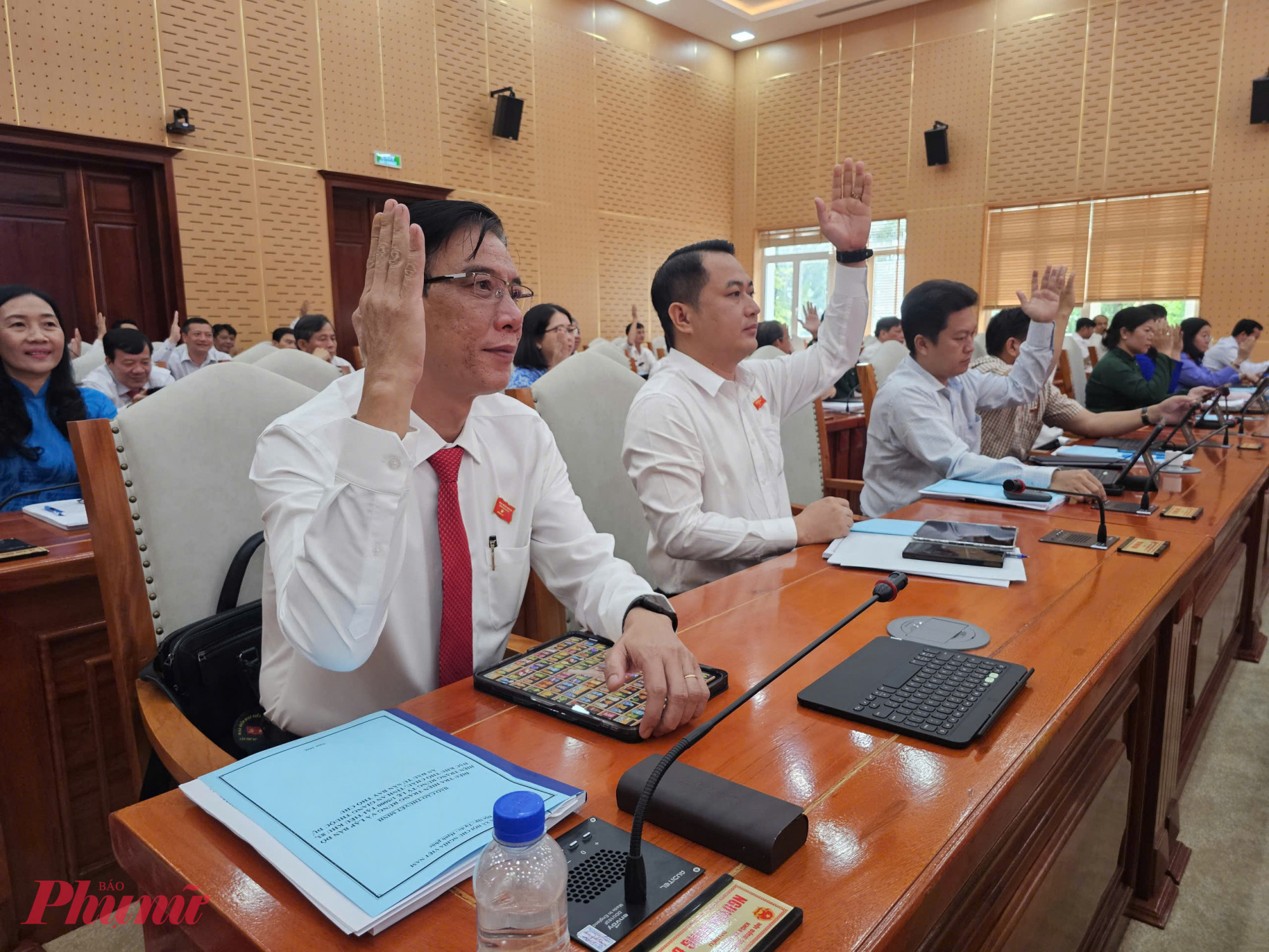 Đại biểu HĐND tỉnh An Giang thông qua nghị quyết hỗ trợ kinh phí gắn thiết bị giám sát hành trình - Ảnh Phú Hữu