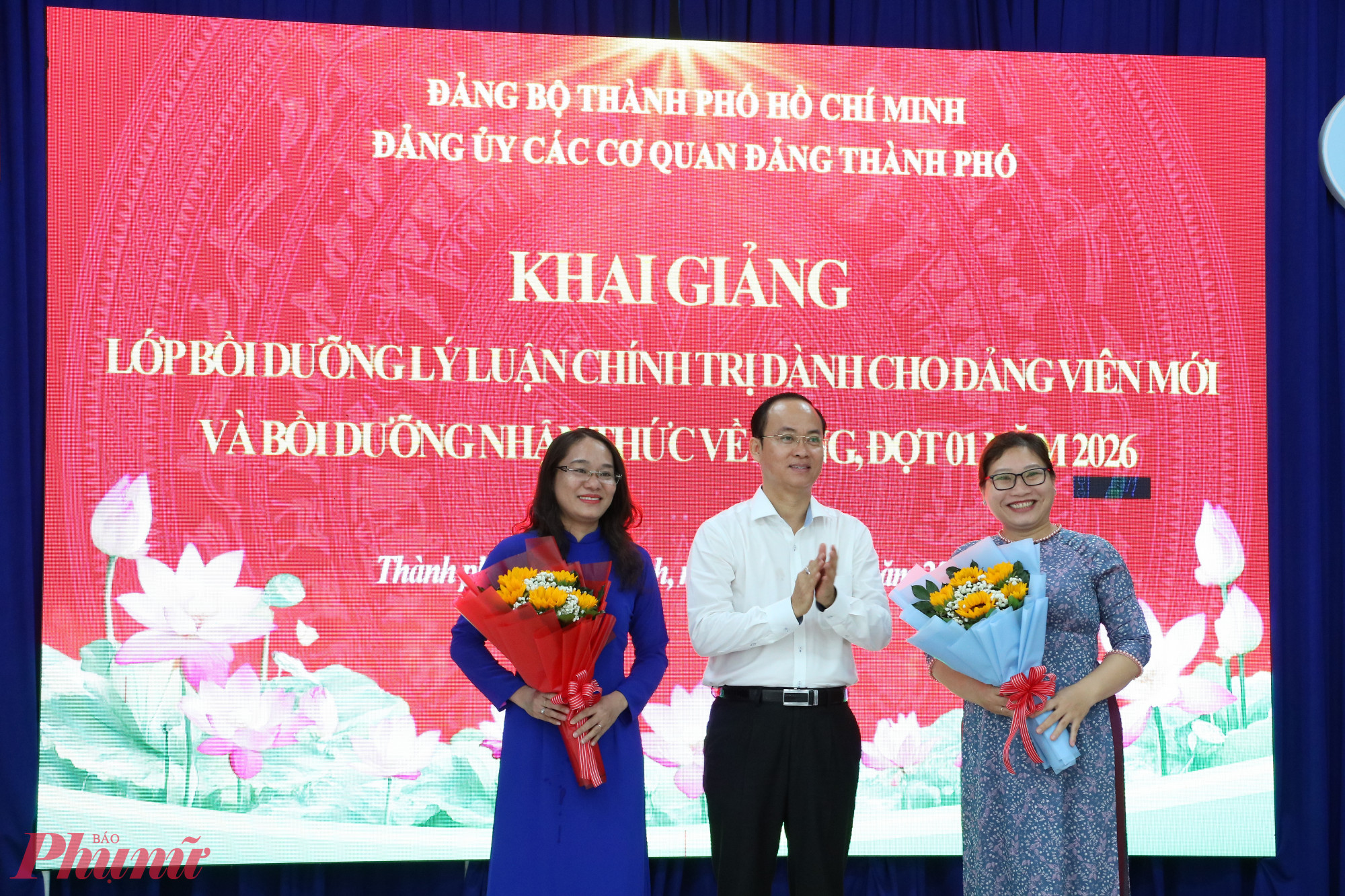 Ông Nguyễn Khoa Hải tặng hoa cảm ơn cho giảng viên và đại diện đơn vị hỗ trợ - Ảnh: Nguyệt Cát