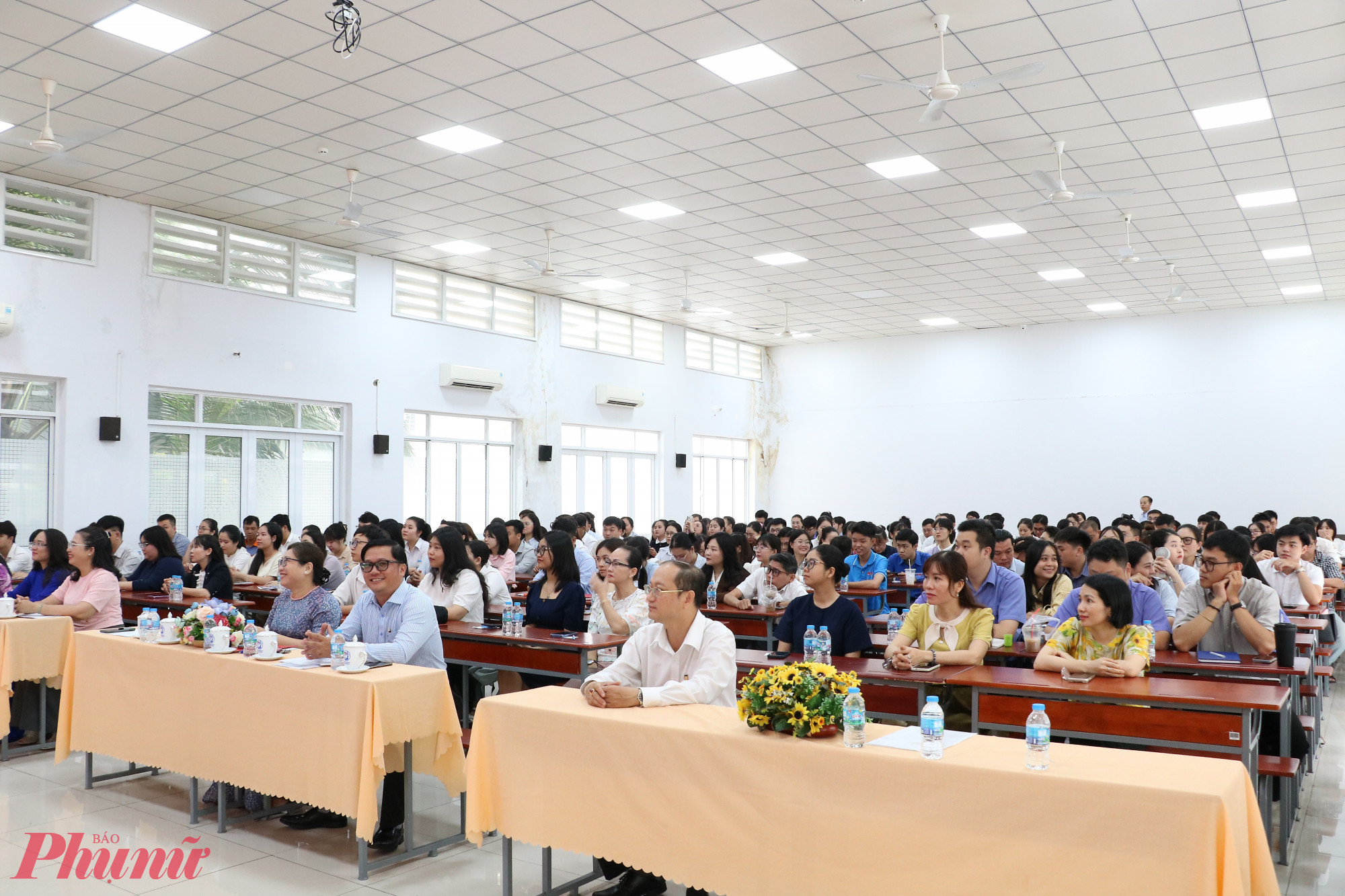 Các đại biểu và học viên tham dự lễ khai giảng - Ảnh: Nguyệt Cát