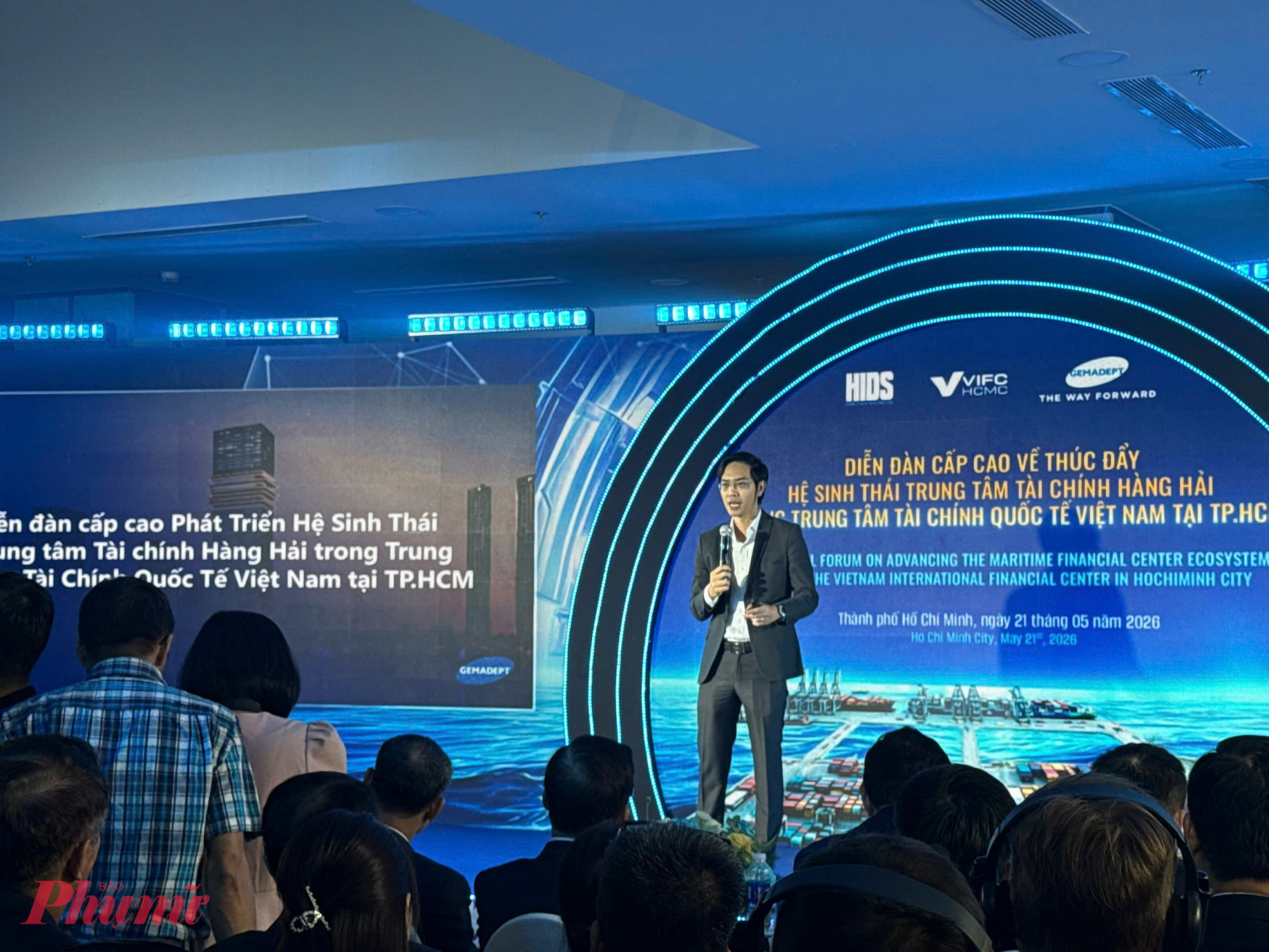 Thông tin được đưa ra tại diễn đàn phát động sáng kiến Hệ sinh thái Tài chính Hàng hải Quốc tế (IMFC/IMFE), do Cơ quan điều hành Trung tâm Tài chính Quốc tế Việt Nam tại TPHCM (VIFC-HCMC) phối hợp cùng Tập đoàn Gemadept và Viện Nghiên cứu Phát triển TPHCM tổ chức ngày 21/5.  Theo các chuyên gia, mỗi năm Việt Nam đang thất thoát khoảng 6 - 8 tỉ USD lợi tức từ các dịch vụ hàng hải có giá trị gia tăng cao như tài trợ thương mại, tài trợ tàu biển, bảo hiểm và tái bảo hiểm hàng hải. Phần lớn các giao dịch này hiện được xử lý qua những trung tâm tài chính quốc tế trong khu vực. Ông Nguyễn Công Vinh - Phó chủ tịch UBND TPHCM - cho biết, việc hình thành hệ sinh thái tài chính hàng hải không chỉ là bước đi chiến lược trong lĩnh vực tài chính mà còn là một trong những trụ cột quan trọng để xây dựng Trung tâm Tài chính Quốc tế Việt Nam tại TPHCM. Theo ông Vinh, thành phố đang định hướng phát triển mô hình “từ cảng biển đến tài chính”, kết nối trực tiếp hoạt động logistics, xuất nhập khẩu với các dịch vụ tài chính hiện đại nhằm gia tăng giá trị giữ lại trong nước, thay vì chỉ đóng vai trò trung chuyển hàng hóa. Để hiện thực hóa mục tiêu này, TPHCM sẽ tập trung hoàn thiện cơ chế chính sách đặc thù cho tài chính hàng hải, thu hút các định chế tài chính quốc tế, quỹ đầu tư, hãng bảo hiểm và ngân hàng tham gia hệ sinh thái. Song song đó là đẩy mạnh chuyển đổi số, ứng dụng blockchain và dữ liệu lớn trong thanh toán xuyên biên giới, bảo hiểm hàng hải và quản trị chuỗi logistics nhằm giảm chi phí giao dịch và tăng tính minh bạch. Theo định hướng được công bố, hệ sinh thái IMFC sẽ tập trung vào 3 trụ cột gồm thanh toán xuất nhập khẩu xuyên biên giới, bảo hiểm hàng hải và các nền tảng tài chính số phục vụ logistics quốc tế. Ông Phạm Quốc Long - Phó tổng giám đốc Tập đoàn Gemadept - cho biết, lộ trình phát triển Hệ sinh thái Tài chính Hàng hải Quốc tế sẽ chia thành 3 giai đoạn. Trong 1 - 2 năm đầu, hệ sinh thái tập trung xây dựng cơ chế thử nghiệm sandbox, trung tâm dịch vụ một cửa và nền tảng hạ tầng số. Giai đoạn tiếp theo sẽ mở rộng số hóa quy trình và phát triển các quỹ đầu tư hàng hải công - tư. Sau năm thứ ba, TPHCM hướng đến vận hành sàn giao dịch phái sinh và cơ quan trọng tài hàng hải mang tầm khu vực. Theo kế hoạch dài hạn, hệ sinh thái này được kỳ vọng phục vụ quy mô lưu chuyển hơn 25 triệu TEU hàng hóa và thu hút thêm khoảng 10 - 15 tỷ USD vốn đầu tư mới mỗi năm. Tại diễn đàn, VIFC-HCMC và Gemadept cũng ký kết biên bản ghi nhớ hợp tác chiến lược, đồng thời công bố hai nền tảng công nghệ lõi đầu tiên gồm Hệ thống thông tin cộng đồng hàng hải (MCS) và sàn giao dịch hàng hải ứng dụng blockchain. Trong đó, hệ thống MCS cho phép chia sẻ dữ liệu thời gian thực giữa doanh nghiệp, cơ quan quản lý và tổ chức tài chính; còn nền tảng blockchain hướng đến số hóa chứng từ thương mại, tự động hóa giao dịch bằng hợp đồng thông minh và rút ngắn thời gian xử lý.  Theo phó giáo sư, tiến sĩ Nguyễn Hữu Huân - Phó chủ tịch Cơ quan điều hành Trung tâm Tài chính Quốc tế Việt Nam tại TPHCM, nếu cụm cảng nước sâu phía Nam đóng vai trò trung chuyển hàng hóa thì VIFC-HCMC sẽ hướng đến trở thành “trạm trung chuyển” dòng vốn cho toàn bộ nền kinh tế biển Việt Nam. Ông cho rằng để làm được điều này, TPHCM cần tiếp tục hoàn thiện hành lang pháp lý cho các dịch vụ tài chính hàng hải, đồng thời xây dựng cơ chế sandbox để thử nghiệm các mô hình thanh toán số, bảo hiểm và tài trợ thương mại xuyên biên giới. Bên cạnh đó là đầu tư hạ tầng dữ liệu dùng chung, kết nối giữa doanh nghiệp logistics, ngân hàng, hãng tàu và cơ quan quản lý nhằm giảm chi phí vận hành và rút ngắn quy trình giao dịch.