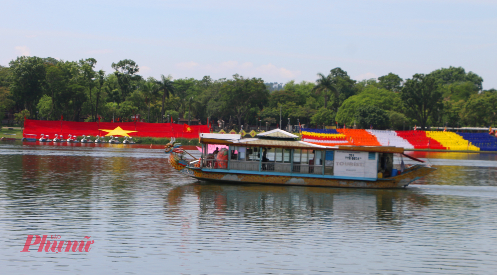 Người dân và du khách thập phương đổ về dọc hai bên bờ kè, trên cầu Trường Tiền, cầu Phú Xuân để thưởng lãm. Ai cũng muốn tự tay thả một đóa đèn xuống dòng nước, gửi gắm tâm niệm về sức khỏe, hạnh phúc cho gia đình và sự an lạc cho thế giới. Những chiếc thuyền rồng ngược xuôi trên sông, mang theo tiếng tụng kinh trầm ấm và nhạc lễ Phật giáo, tạo nên một không gian vừa trang nghiêm, vừa huyền ảo