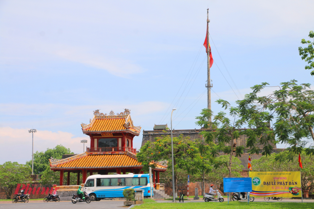 Mùa Phật đản bên dòng Sông Hương không chỉ có lễ hội, mà còn thấm sâu vào nếp sống thường nhật của con người nơi đây. Trong những ngày này, các gia đình dọc hai bên bờ sông đều lau dọn bàn thờ, treo cờ Phật kỳ và đèn lồng rực rỡ. 