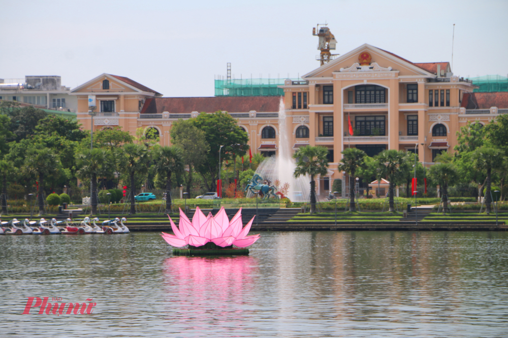 Về bên dòng sông Hương mùa Phật đản sanh, ta không chỉ được chiêm ngưỡng một lễ hội rực rỡ sắc màu, mà còn là một chuyến trở về với chính mình, tìm lại sự bình yên trong tâm hồn giữa dòng đời hối hả.