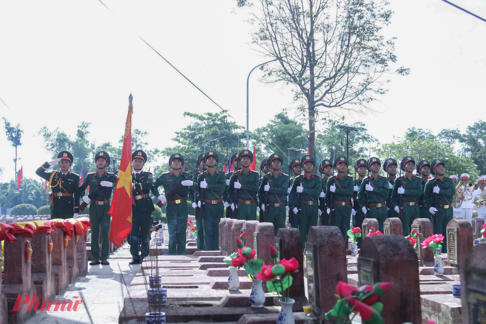 Phút tiễn biệt các anh hùng liệt sĩ quân tình nguyện và chuyên gia Việt Nam hy sinh ở Lào về đất mẹ