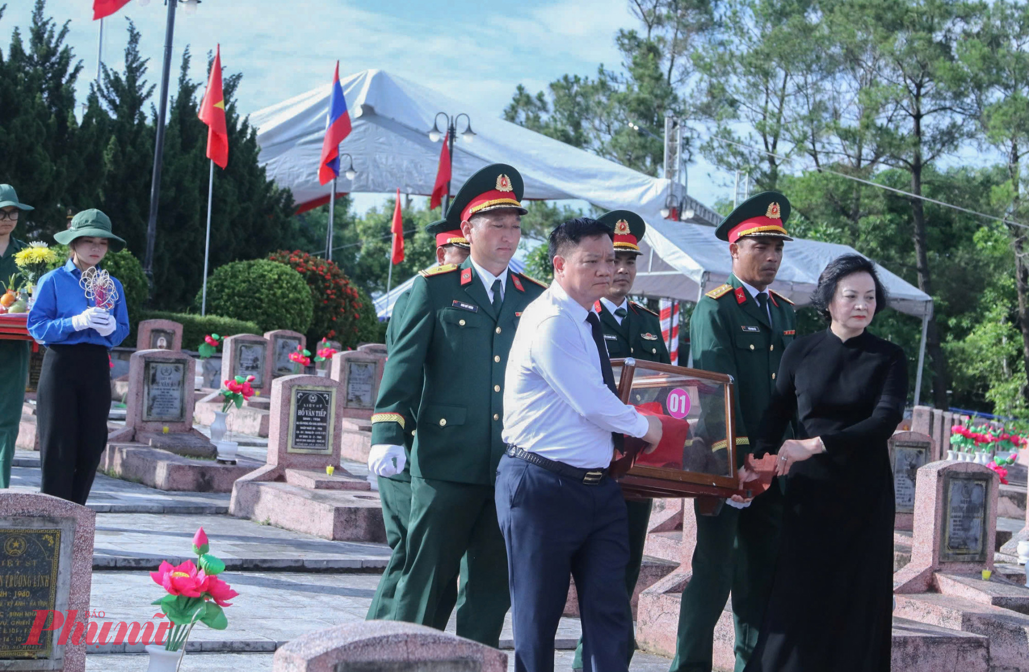 Phó thủ tướng Chính phủ Phạm Thị Thanh Trà và lãnh đạo tỉnh Nghệ An di chuyển hài cốt liệt sĩ về nơi an nghỉ cuối cùng