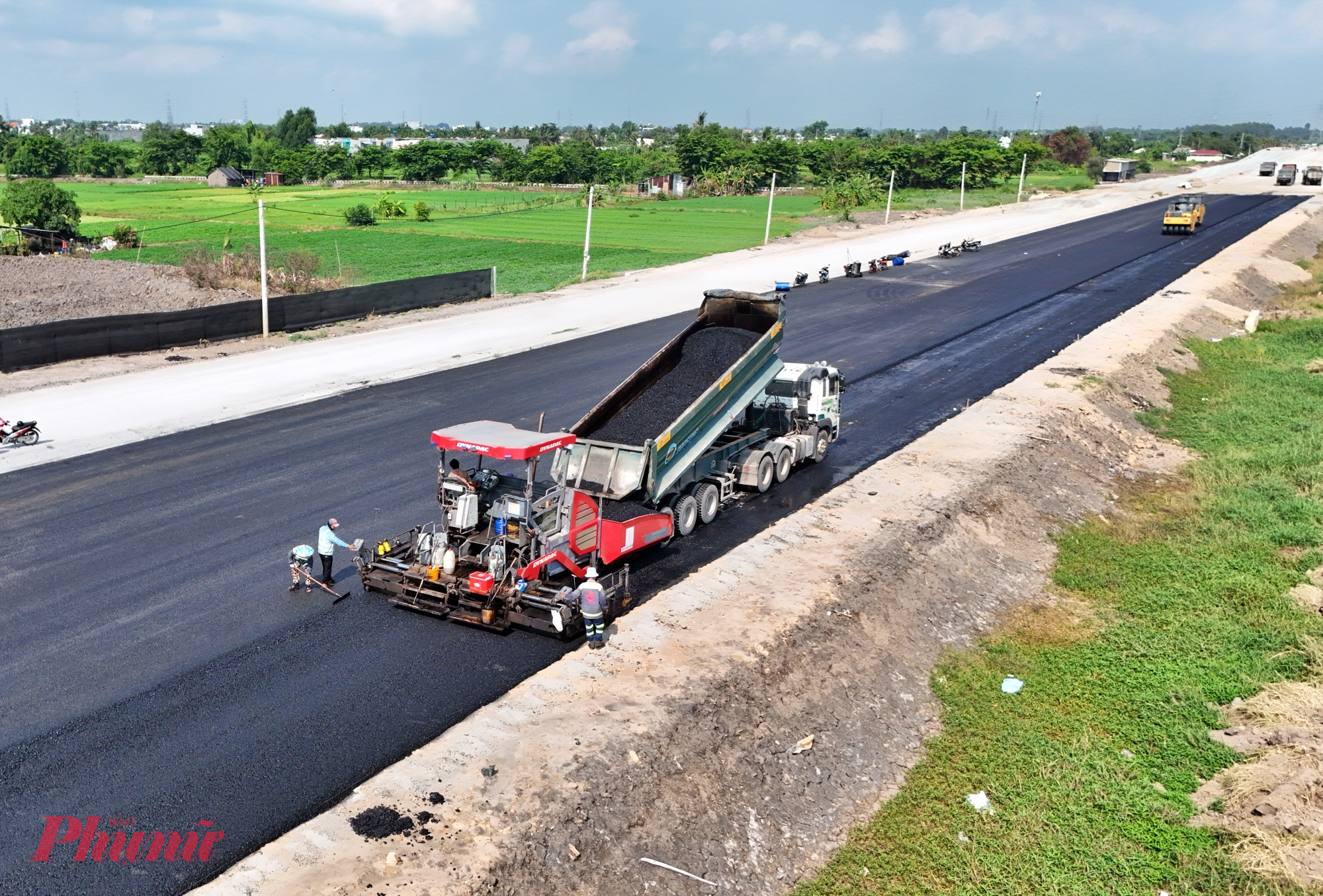 Tại gói thầu XL6, đoạn có điểm đầu tiếp giáp gói thầu cầu Bình Gởi (đoạn qua tỉnh Bình Dương cũ) và điểm cuối nối với gói thầu XL7 (đoạn qua huyện Hóc Môn cũ), với chiều dài khoảng 6km, các đơn vị thi công đang tập trung trải nhựa mặt đường tuyến chính và hoàn thiện hệ thống đường song hành.