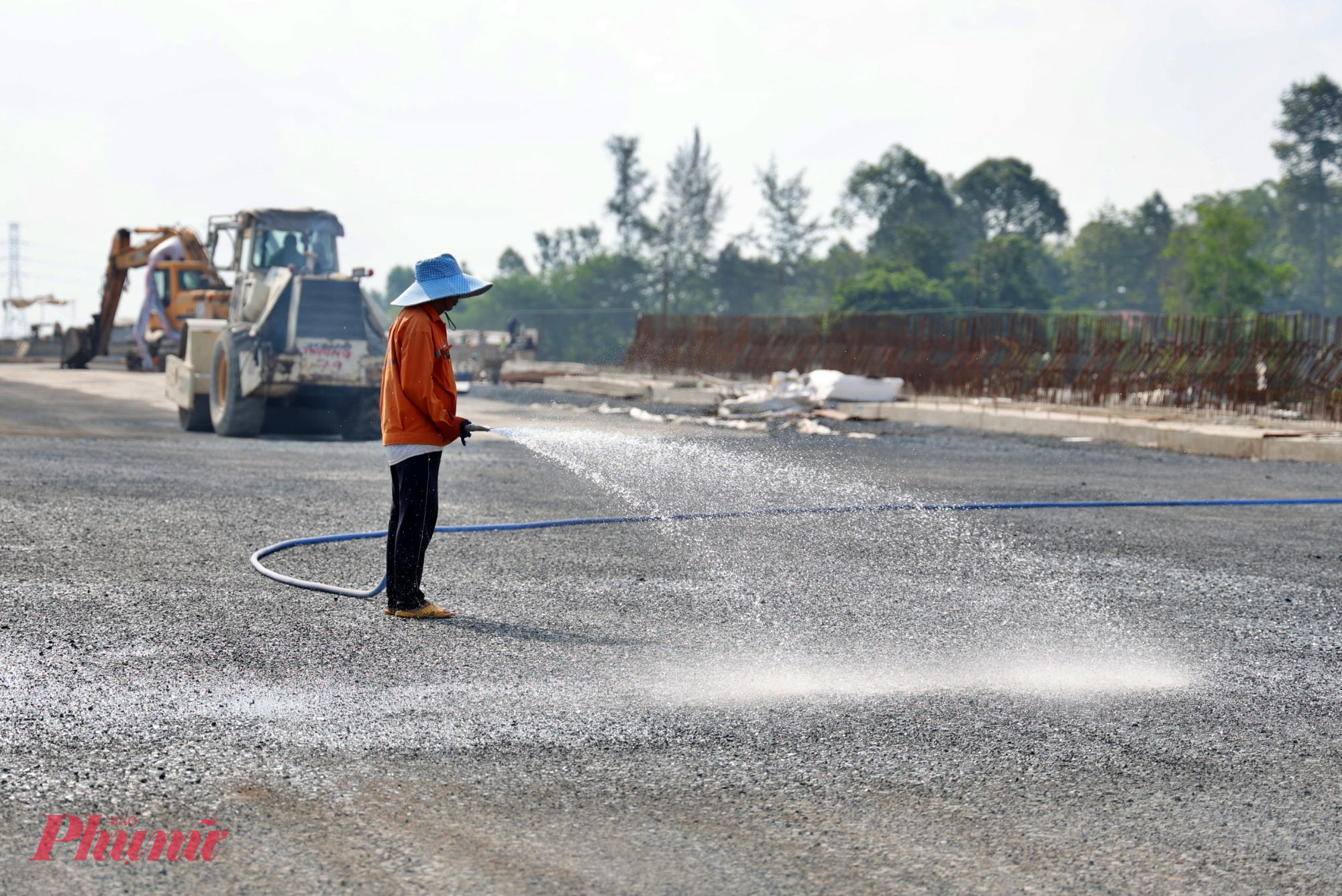 Trong khi đó, ông Phạm Văn Công, đại diện đơn vị tư vấn giám sát Công ty Nhật Minh cho biết, các bên đang phối hợp chặt chẽ để vừa bảo đảm tiến độ vừa kiểm soát nghiêm chất lượng công trình và an toàn lao động.