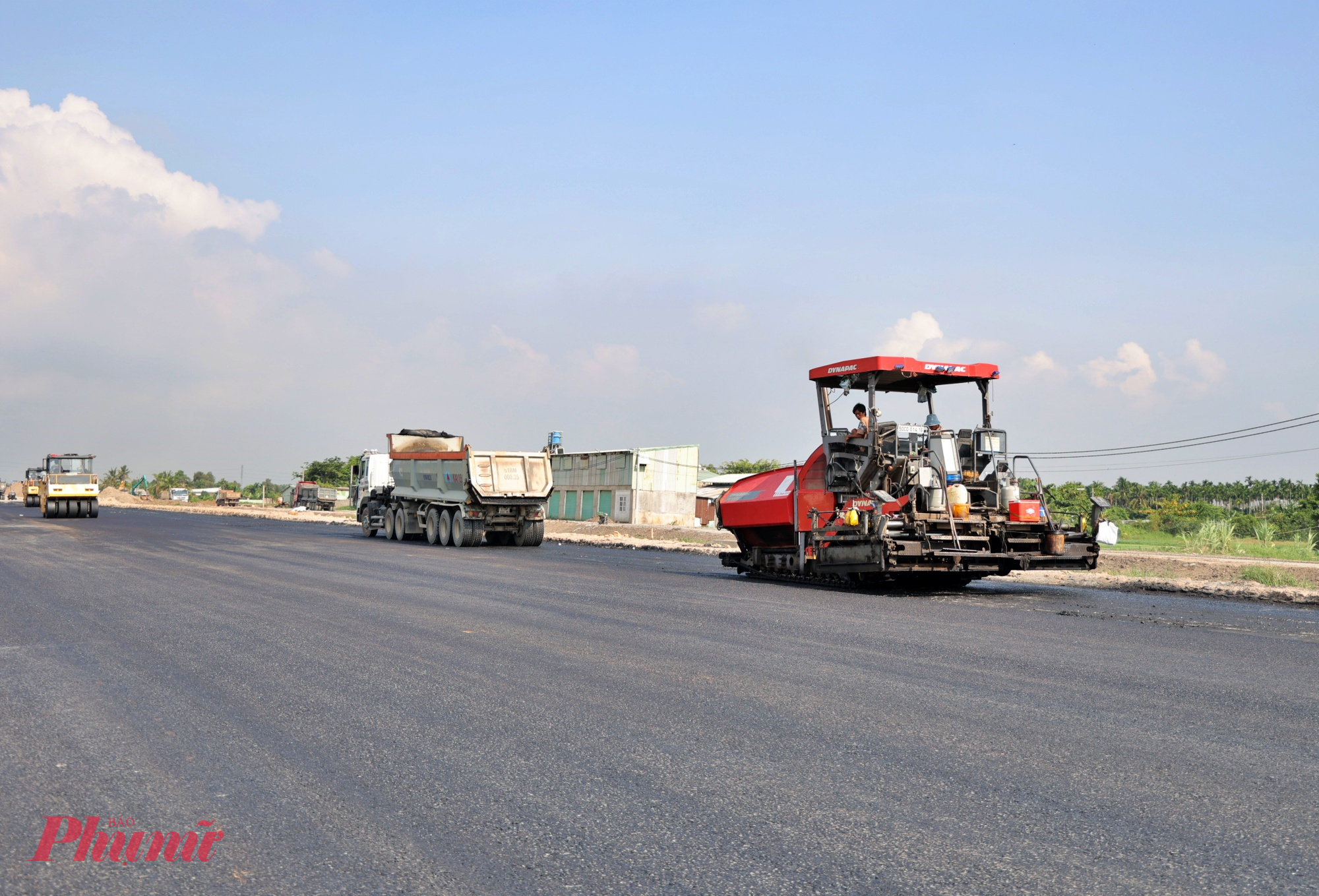 Đến nay, khối lượng thi công trải nhựa đường đã đạt khoảng 90%.