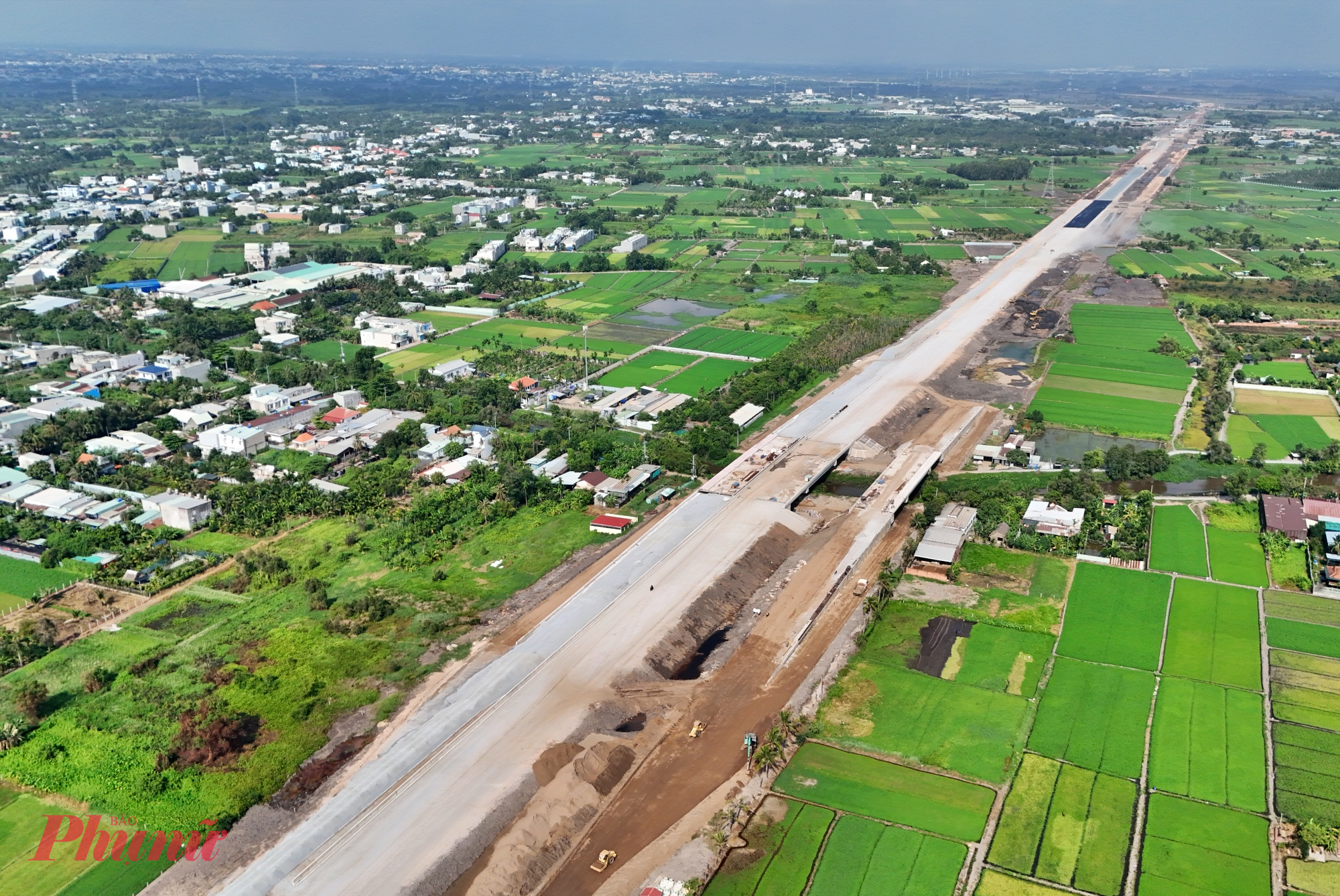 Theo Ban Quản lý dự án đầu tư xây dựng các công trình giao thông TP.HCM (Ban Giao thông - chủ đầu tư), tổng giá trị sản lượng thi công toàn dự án Vành đai 3 TP.HCM hiện đã đạt khoảng 76%. Trong đó, các gói thầu xây lắp trên địa bàn TP Thủ Đức cũ đạt khoảng 83%, còn các gói thầu tại khu vực Củ Chi, Hóc Môn và Bình Chánh đạt khoảng 68%.