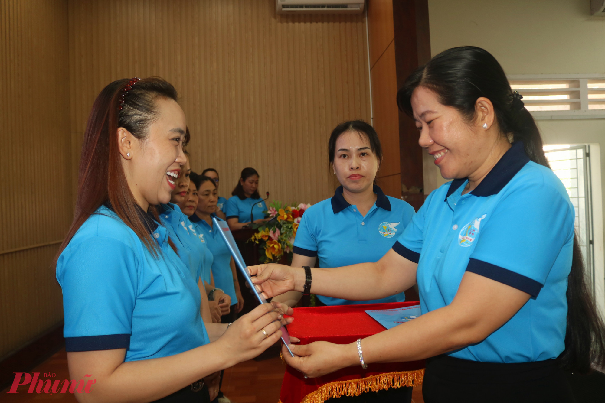 Bà Phạm Thị Mộng Hằng – Phó chủ tịch thường trực Ủy ban MTTQ Việt Nam phường Tân Thới Hiệp, Chủ tịch Hội LHPN phường – trao quyết định thành lập “Chi hội phụ nữ số” cho các chị em Chi hội Phụ nữ khu phố 25 - Ảnh: Thảo Nguyên