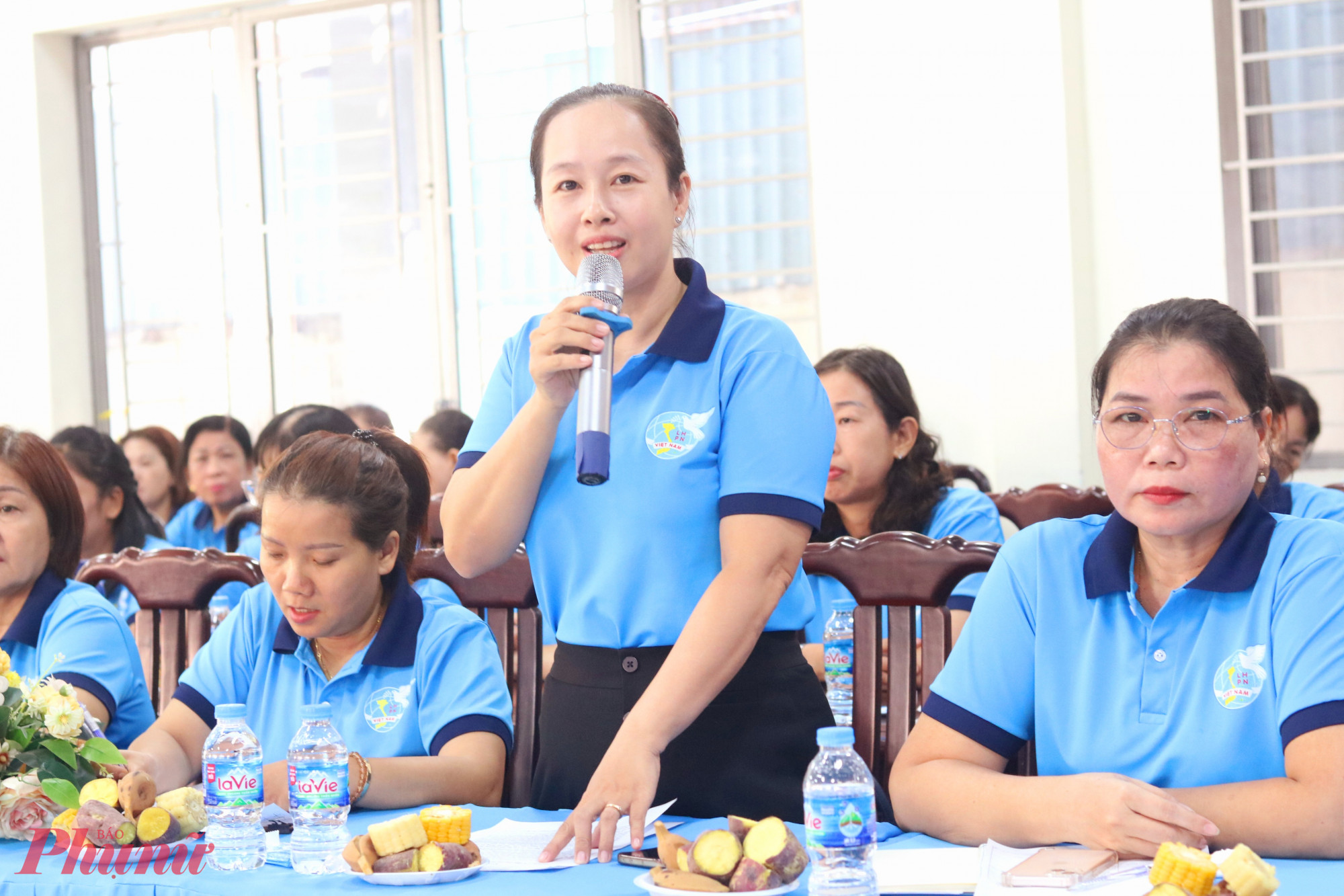 Chị Huỳnh Thị Thu Sương – Chi hội trưởng Chi hội Phụ nữ Trường mầm non Hoa Mai 2 – phát biểu tại diễn đàn - Ảnh: Thảo Nguyên