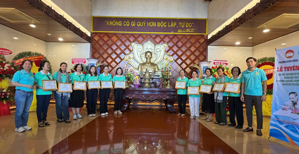 do ông Nguyễn Kim Trung  - Chủ tịch Uỷ ban MTTQ Việt Nam phường Diên Hồng (bìa phải) trao giấy khen đến các cá nhân, tập thể tiêu biểu học tập và làm theo Bác