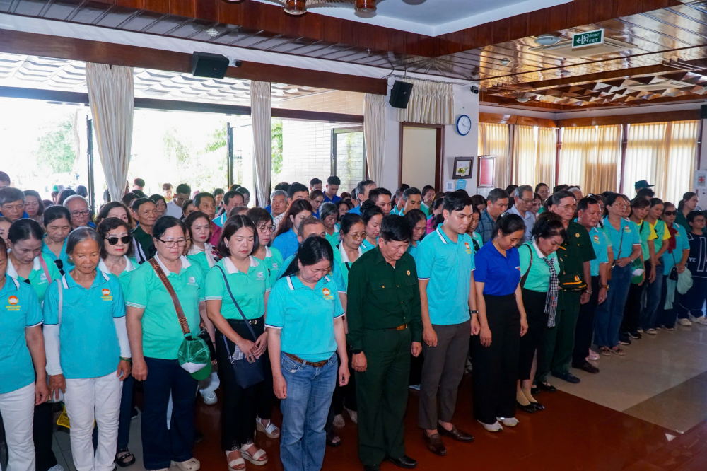 Đoàn dành một phút mặc niệm tưởng nhớ Chủ tịch Hồ Chí Minh. Ảnh: MC