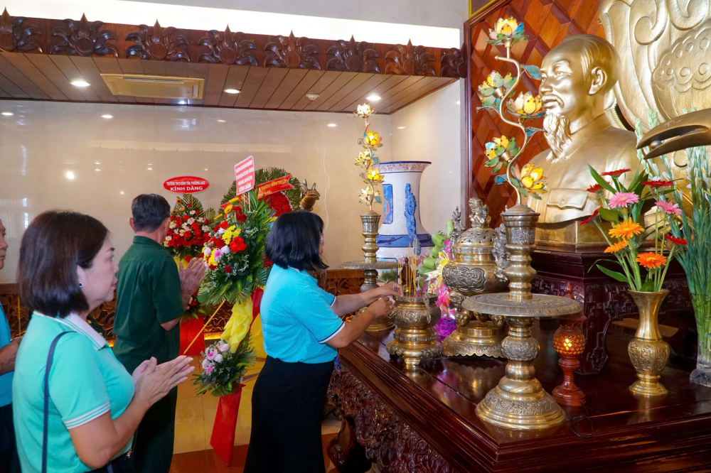 Cán bộ, hội viên phụ nữ phường Diên Hồng thắp hương tưởng nhớ Chủ tịch Hồ  Chí mInh