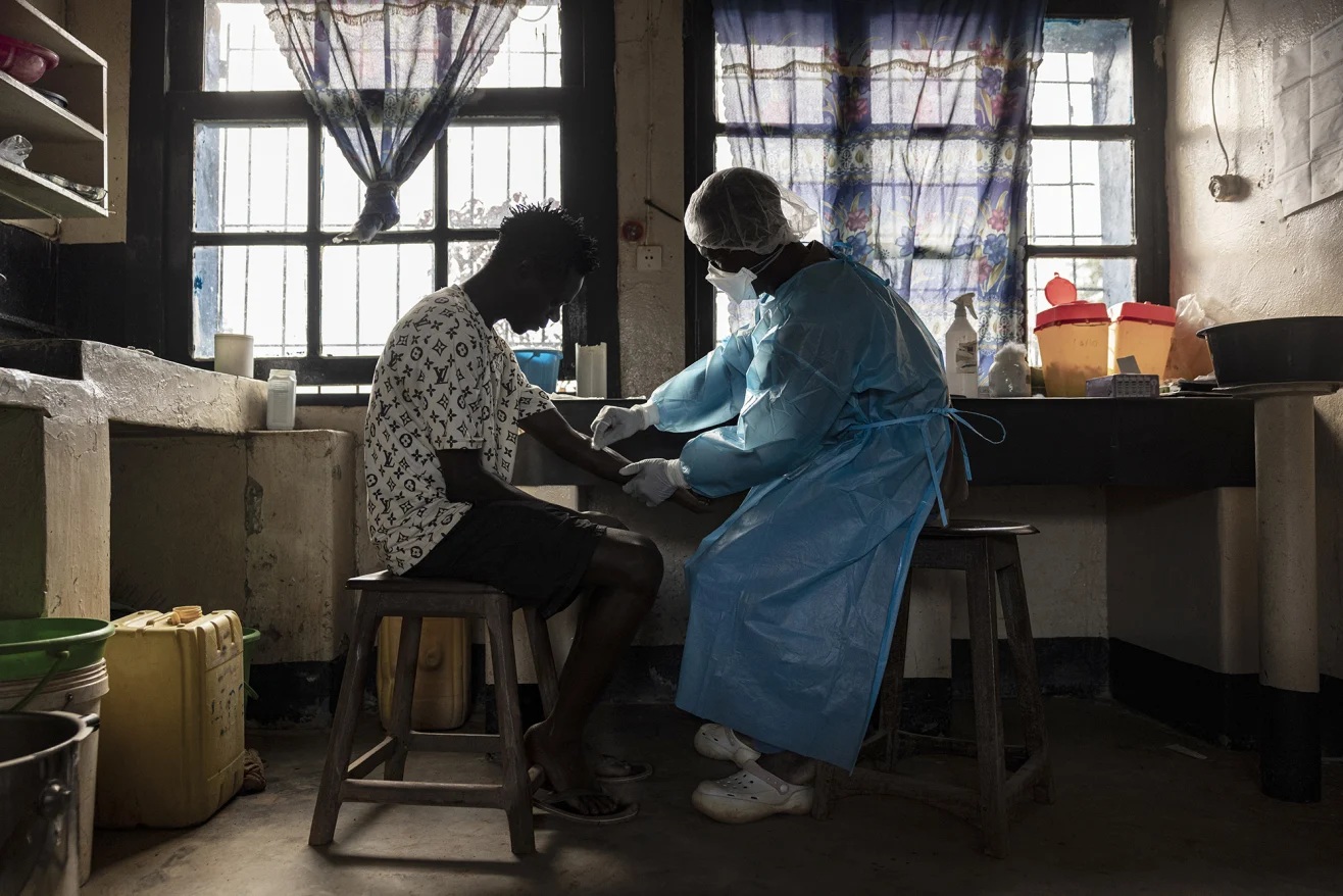 Một bệnh nhân chuẩn bị lấy máu xét nghiệm Ebola tại một bệnh viện ở thị trấn Mongbwalu, tỉnh Ituri, Cộng hòa Dân chủ Congo - Ảnh: Michel Lunanga/Getty Images