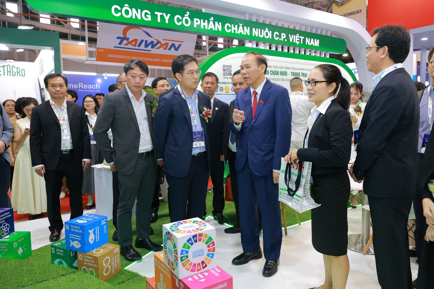 Lãnh đạo Bộ Nông nghiệp và Môi trường tham quan gian hàng của C.P. Việt Nam - Ảnh: Đ.Q