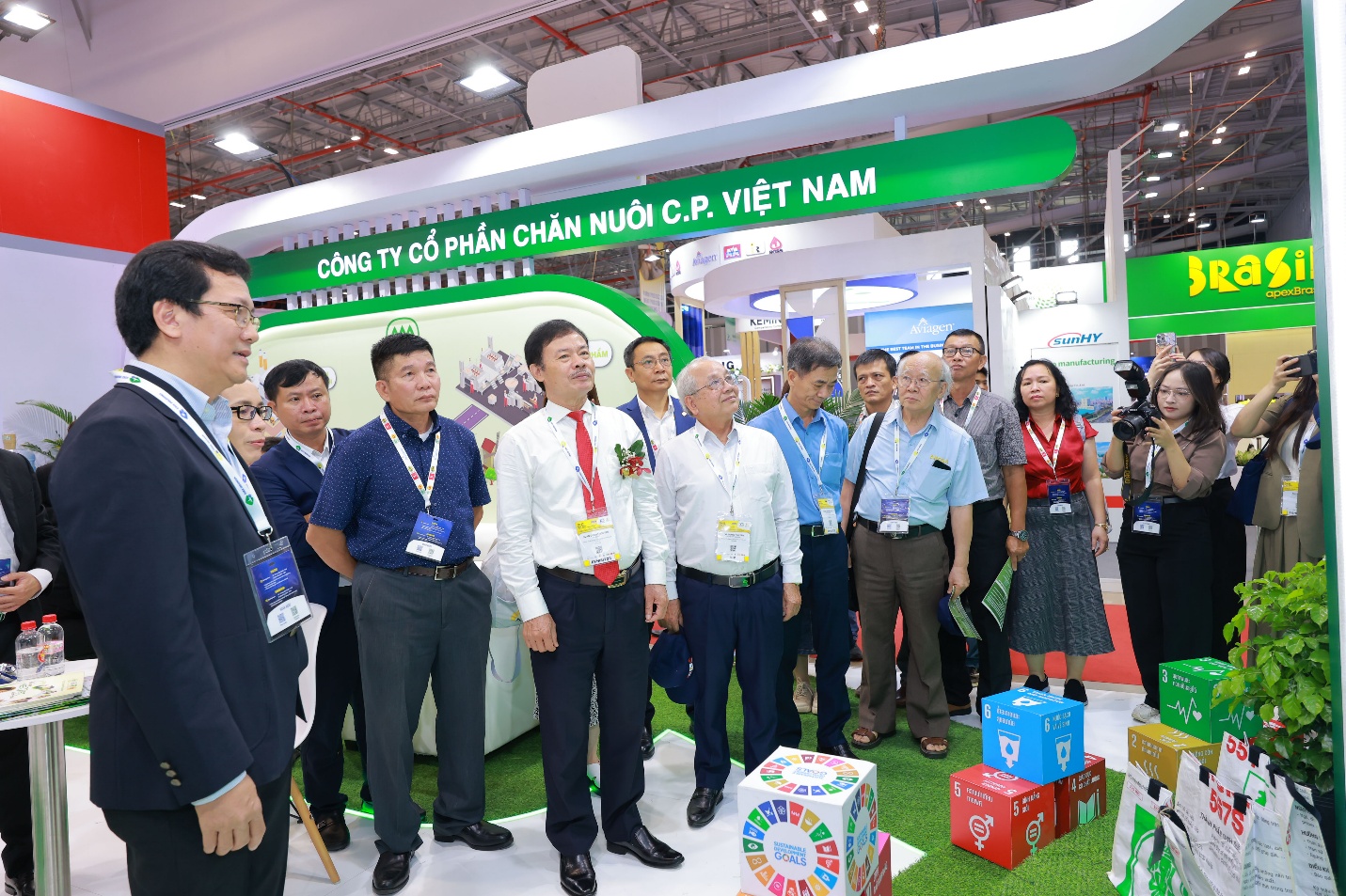 Các đại biểu tham quan gian hàng của C.P. Việt Nam - Ảnh: Đ.Q