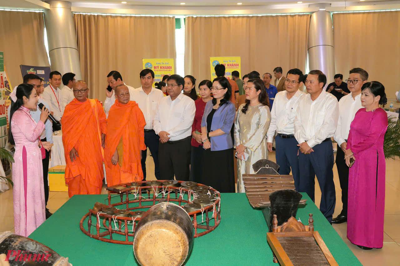 Lãnh đạo Bộ Văn hóa, Thể thao và Du lịch, cùng các đại biểu tham dự hội nghị... Ảnh: Trung Phạm