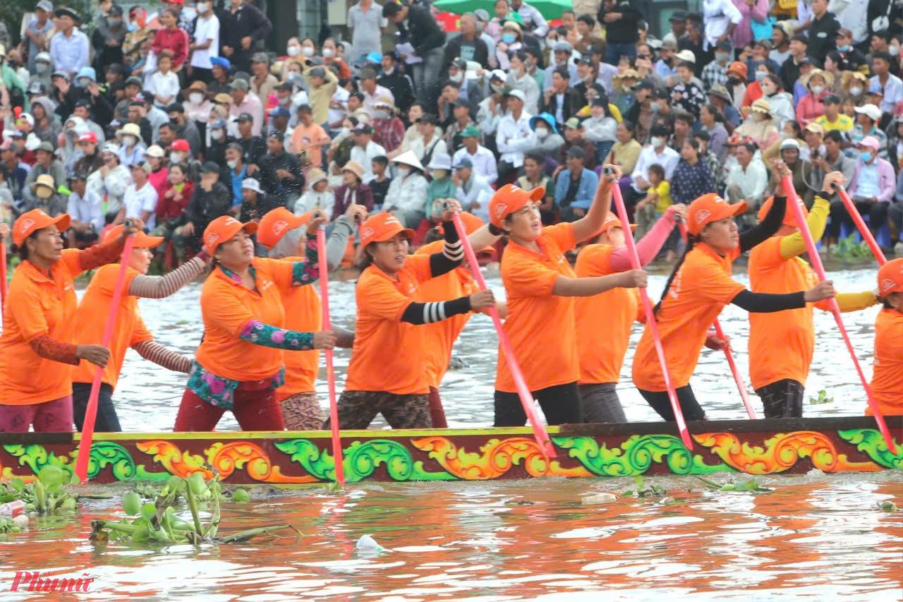 Các vận động viên nữ ở TP Cần Thơ tham gia đua ghe ngo - đây là môn thể thao rất yêu thích của đồng bào Khmer… Ảnh: Trung Phạm