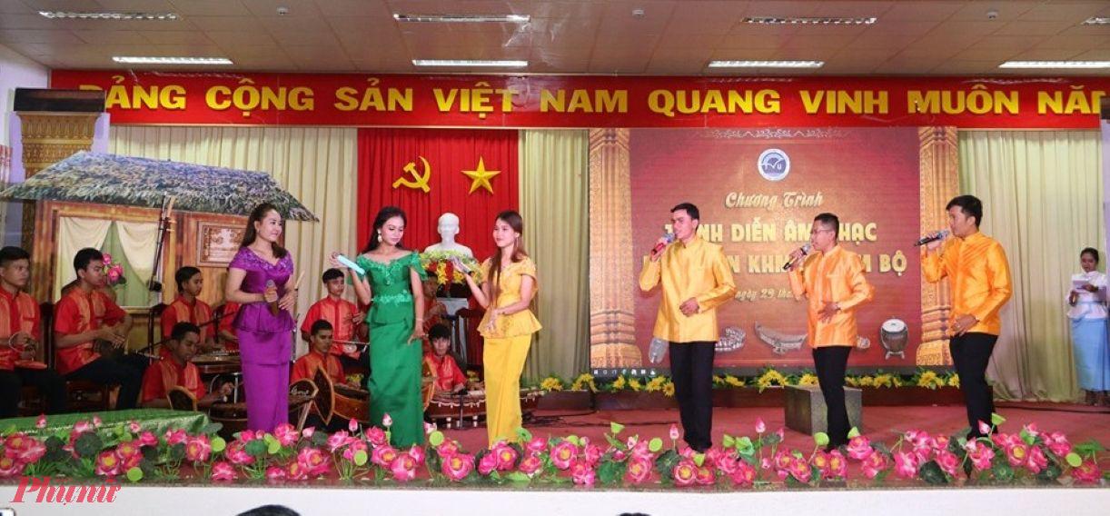 Trình diễn âm nhạc dân gian Khmer Nam bộ ở Đại học Trà Vinh. Ảnh: CTV