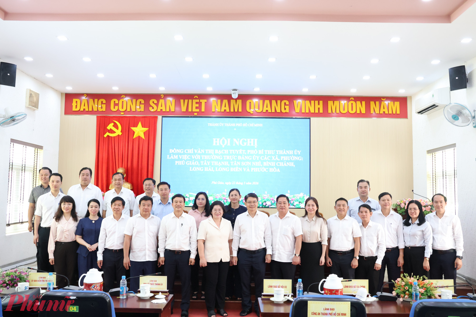 Bà Văn Thị Bạch Tuyết chụp hình cùng thường trực Đảng ủy các xã, phường tại hội nghị sáng 22/5 - Ảnh: Thanh Tâm