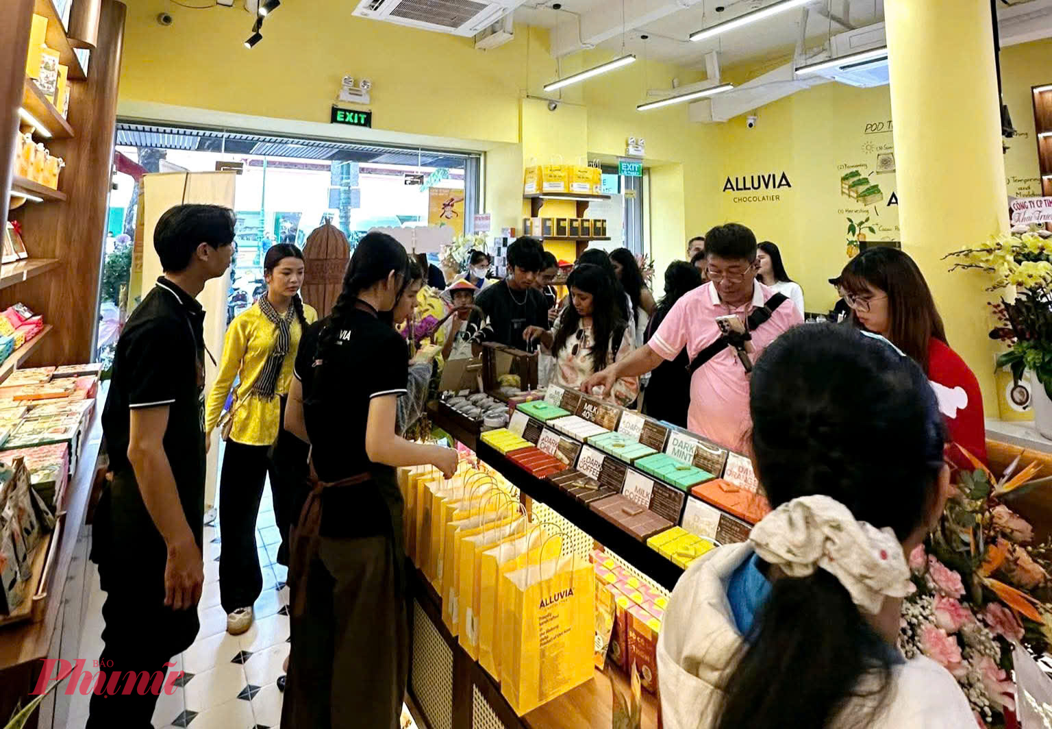 Du khách mua sắm và trải nghiệm chocolate Việt Nam 