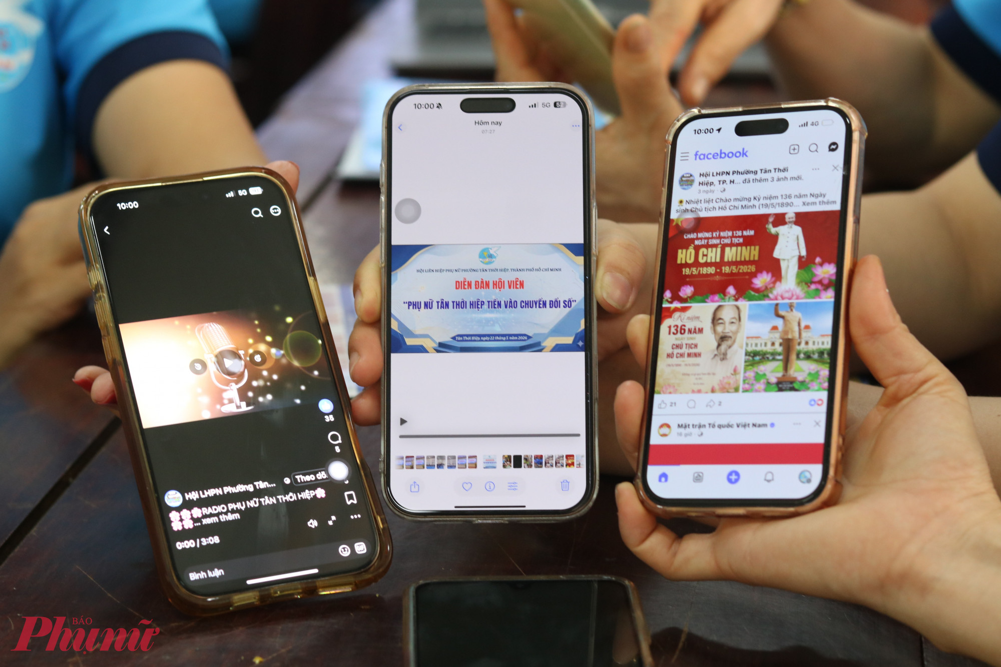 Hội LHPN phường Tân Thới Hiệp đang thực hiện các video ngắn, chương trình radio để thông tin về hoạt động hội và nhận được sự quan tâm của đông đảo hội viên - Ảnh: Thảo Nguyên