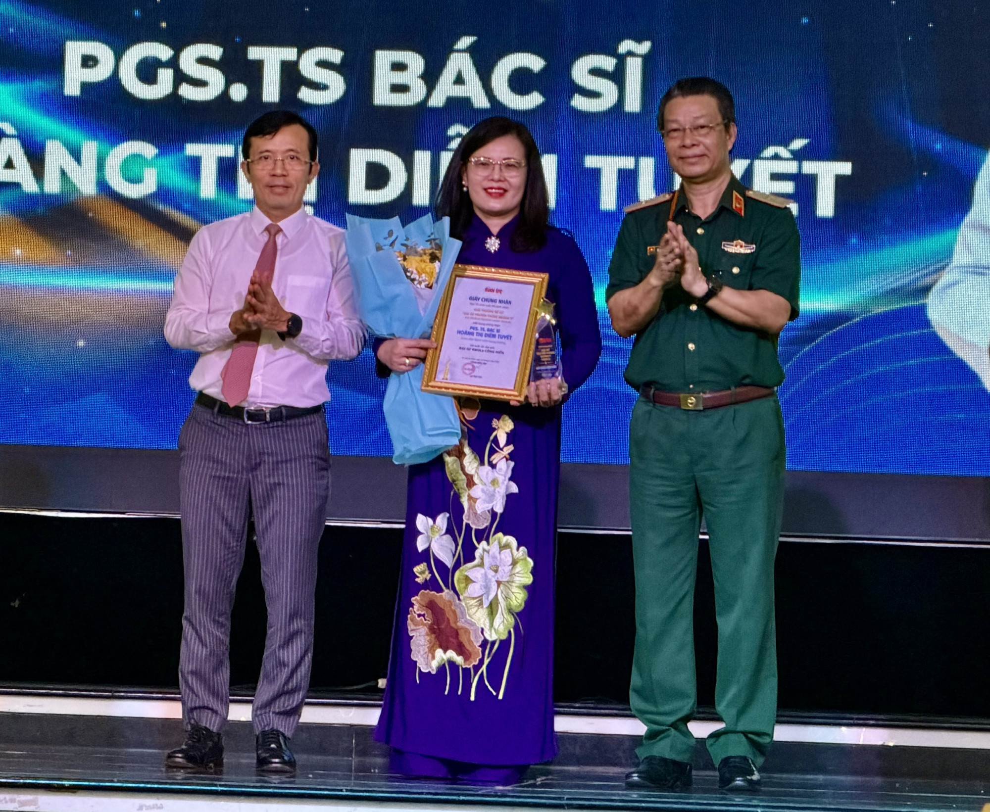 Đại sứ truyền thông cống hiến - PGS . TS . BS Hoàng Thị Diễm Tuyết (Giám đốc Bệnh viện Hùng Vương) tại lễ trao giải ngày 22/5 (ảnh: Thanh Huyền)