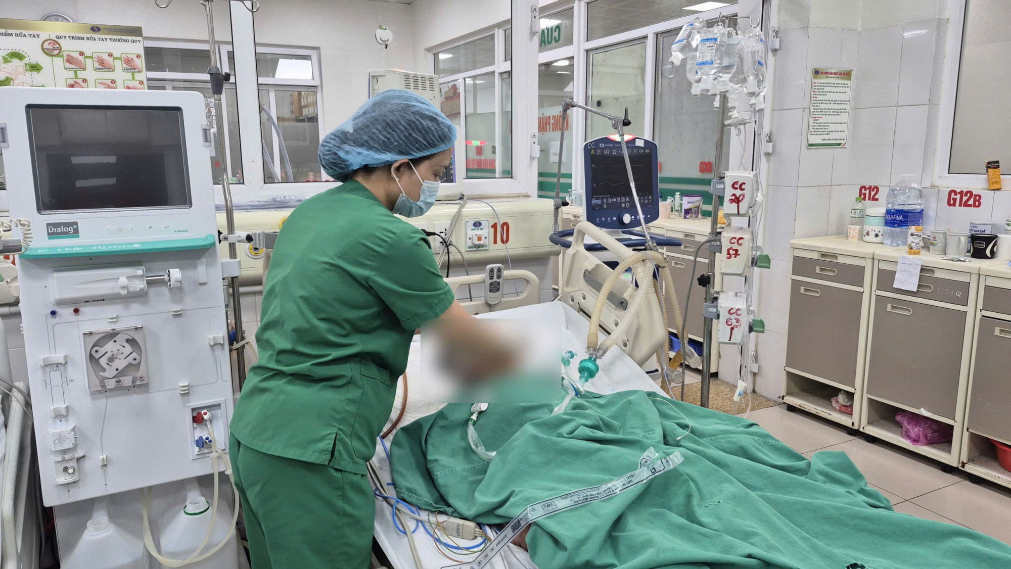 Nữ bệnh nhân nguy kịch vì viên sỏi thận 3mm - ảnh: Thanh Sơn