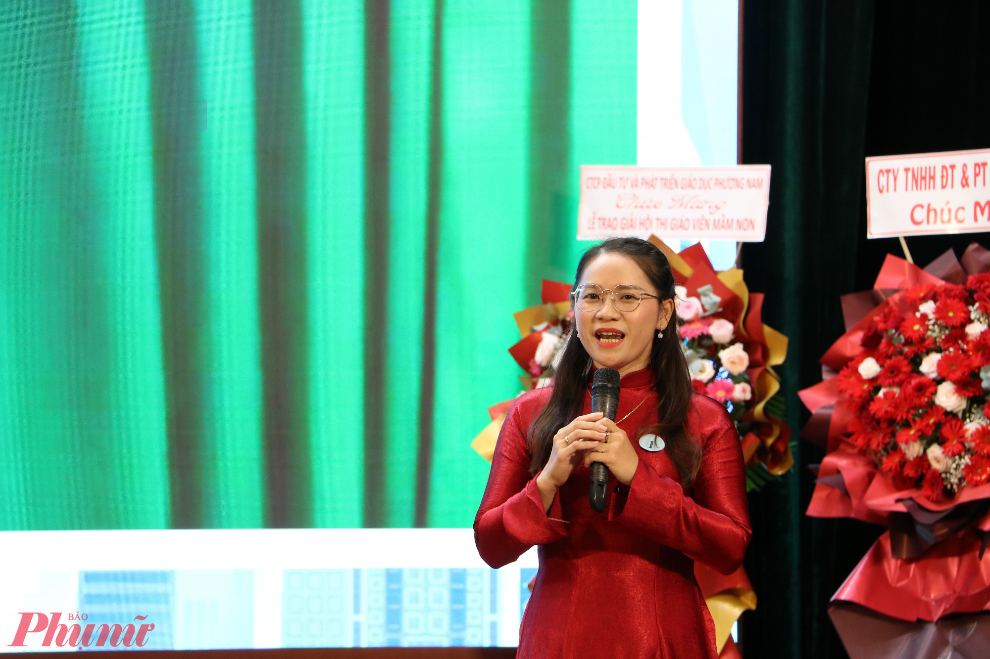 Cô Nguyễn Thị Kim Hương - giáo viên Trường mầm non Tân Phú - chia sẻ kinh nghiệm tổ chức hoạt động trải nghiệm cho trẻ - Ảnh: Trang Thư